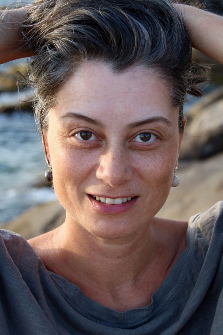 occhi chiusi, mare, anelli woman at the beach with eyes closed
