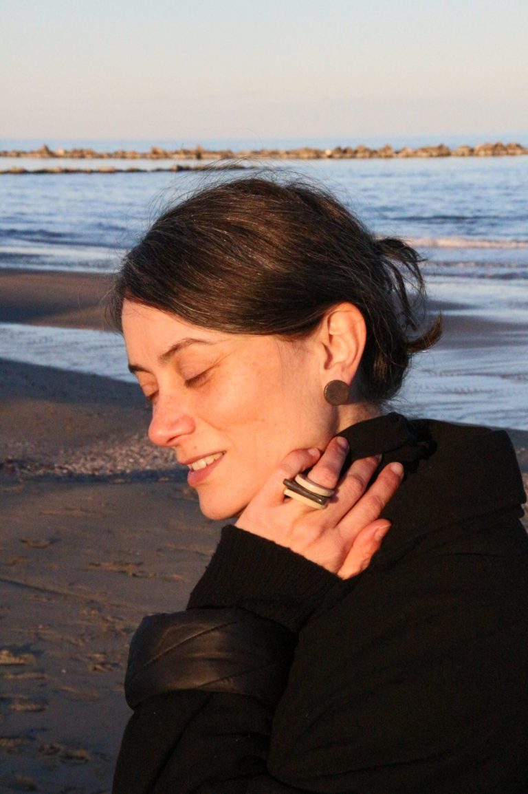 occhi chiusi, mare, anelli woman at the beach with eyes closed